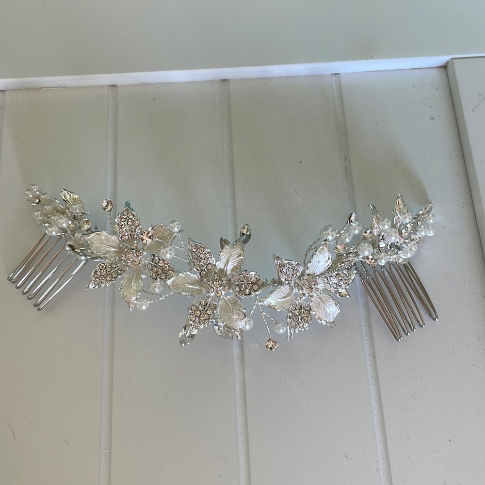 Bridal flower and pearl hair piece